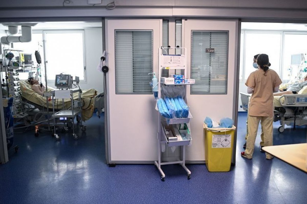 Mulher que mentiu sobre estar vacinada contra Covid-19 morre em hospital na França