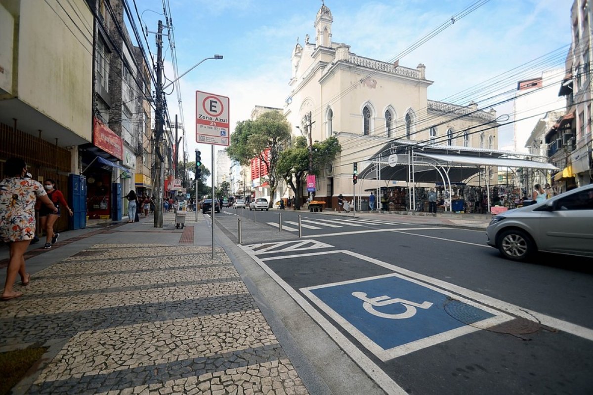 Vídeo: Professores municipais de Salvador fazem protesto na Avenida Sete de Setembro