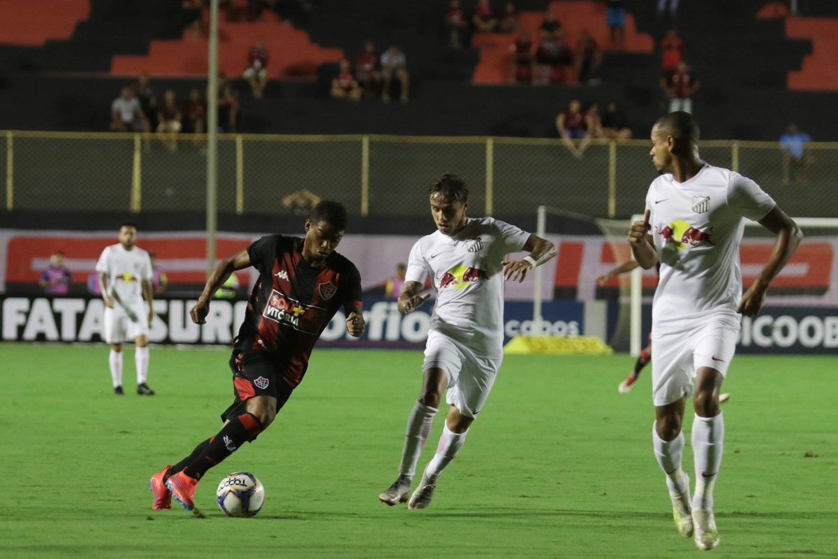 Vitória perde para o Bragantino e afunda na zona de rebaixamento
