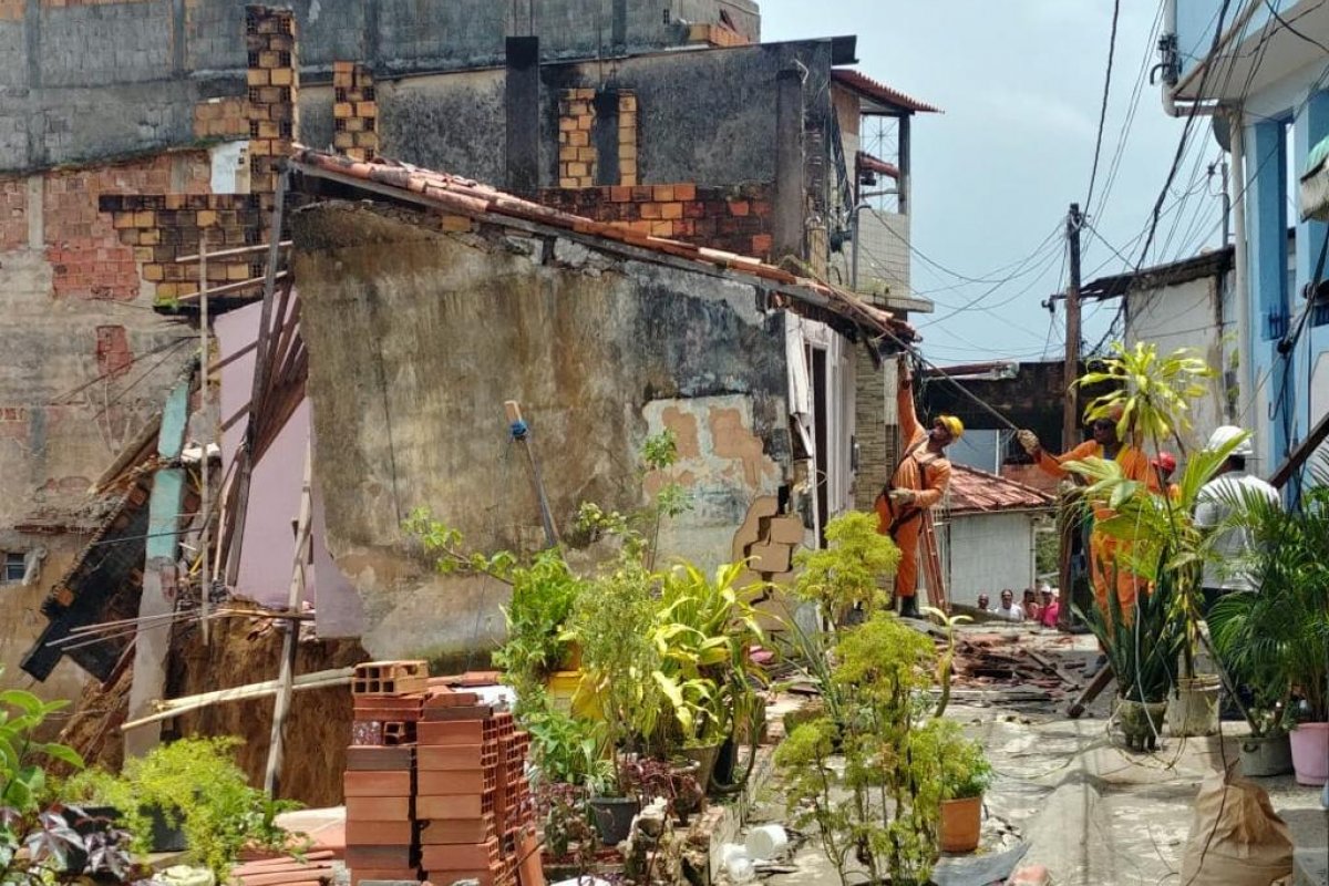 Após desabamentos, sete imóveis são demolidos na Fazenda Grande do Retiro, em Salvador
