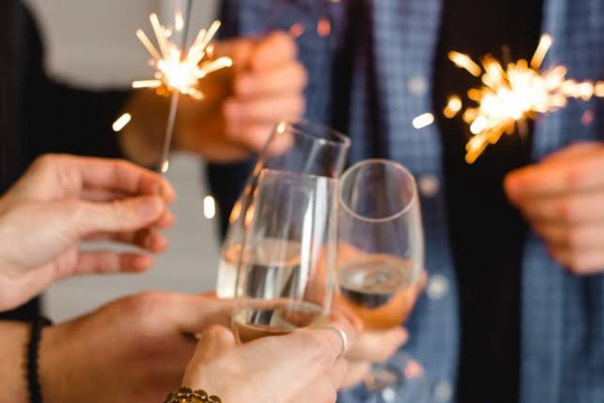 Vai viajar ou receber visitas durante as festas de fim de ano? Siga estas dicas de cuidados com a saúde