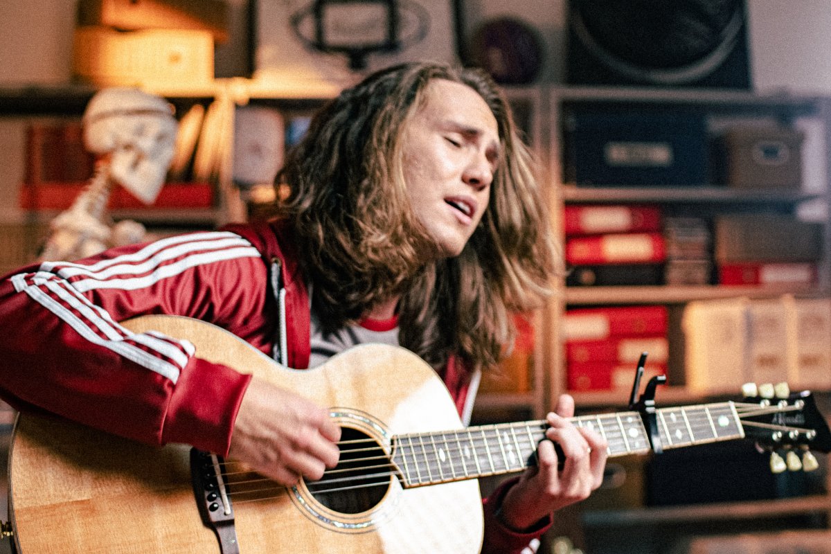 Sucesso nas rádios do país, versão acústica de " O Amor Machuca Demais", de Vitor Kley, ganha clipe