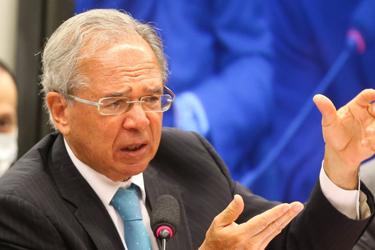 Economia deve desacelerar em 2022, alerta Paulo Guedes