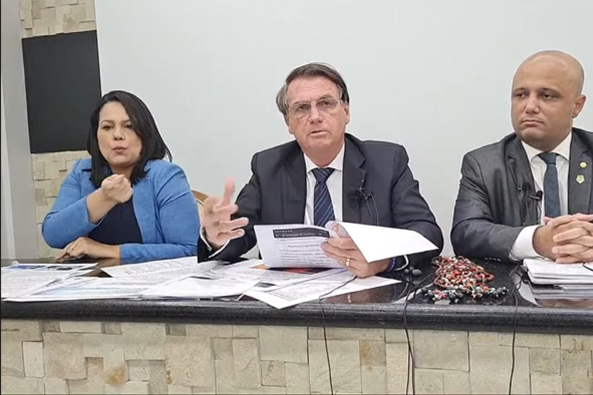 "Pedi o nome das pessoas que aprovaram a vacinação de crianças", diz Bolsonaro sobre Anvisa