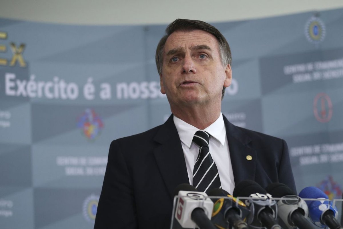 Após reunião, Bolsonaro diz que óleo que atinge praias do litoral do Nordeste não é brasileiro