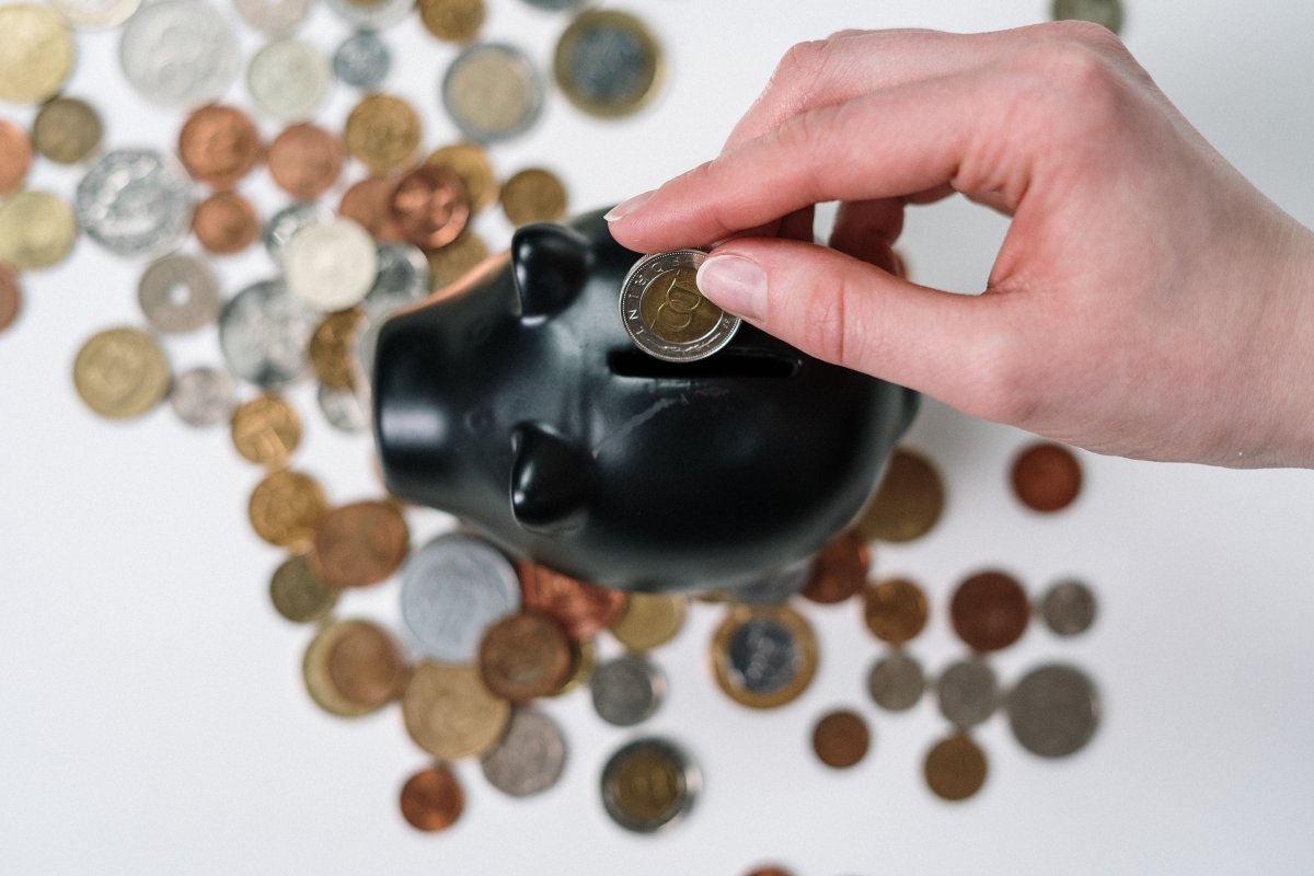Um terço dos brasileiros quer investir e guardar dinheiro em 2022
