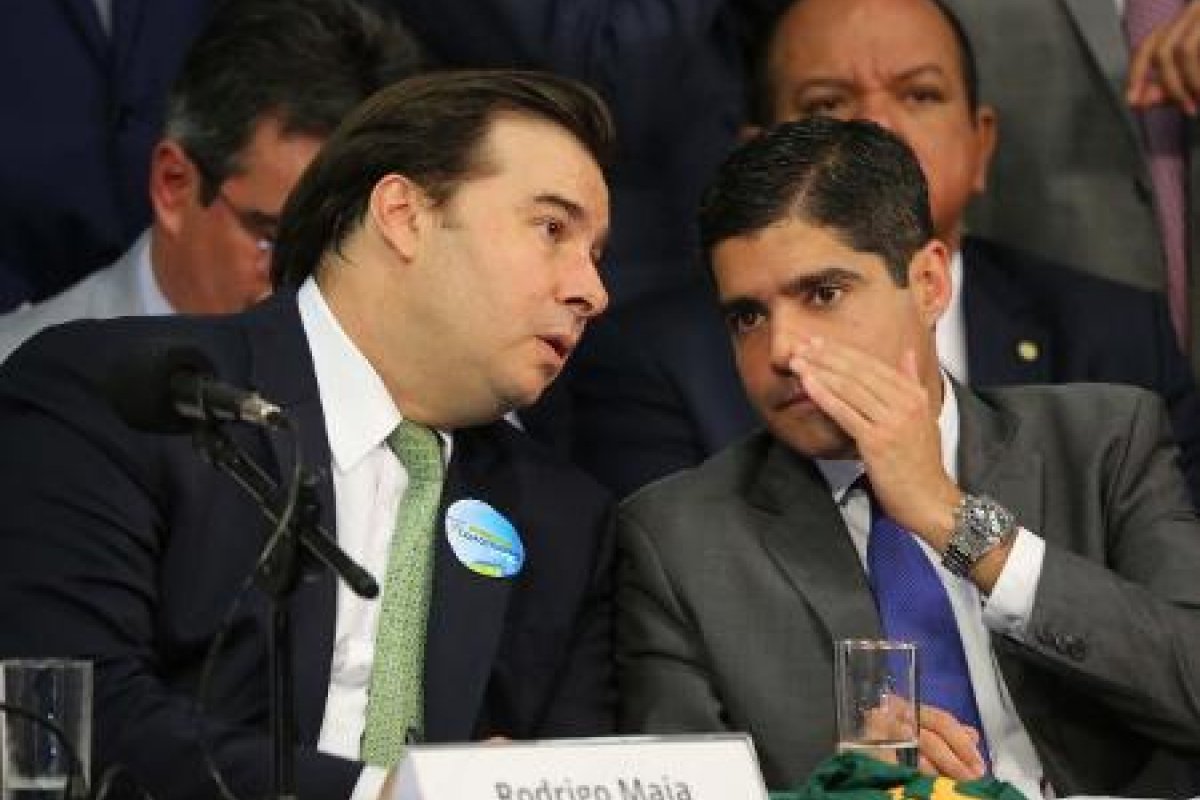  Rodrigo Maia e ACM Neto se reaproximam; deputado pode se filiar ao União Brasil