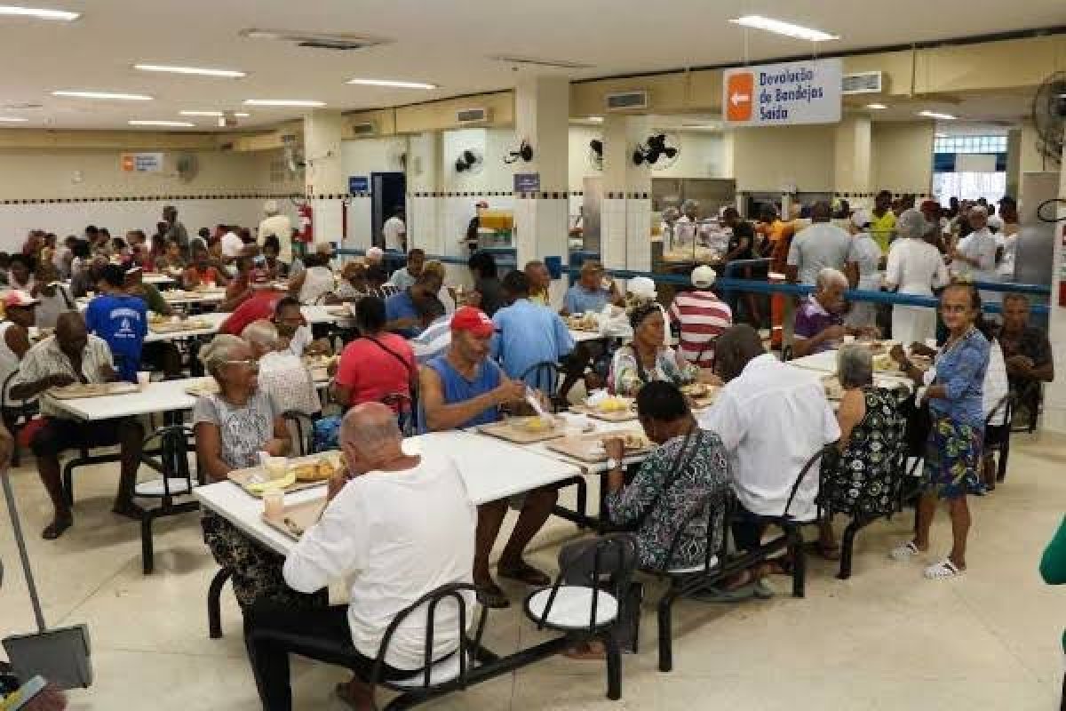 Restaurantes Populares promovem almoço especial de fim de ano