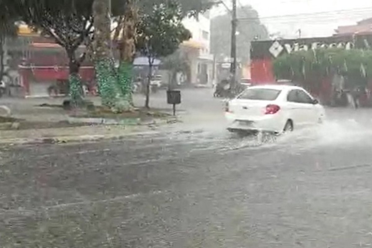 Forte chuva em Eunápolis (BA) causa deslizamento de encosta e deixa ruas alagadas e família desabrigada 