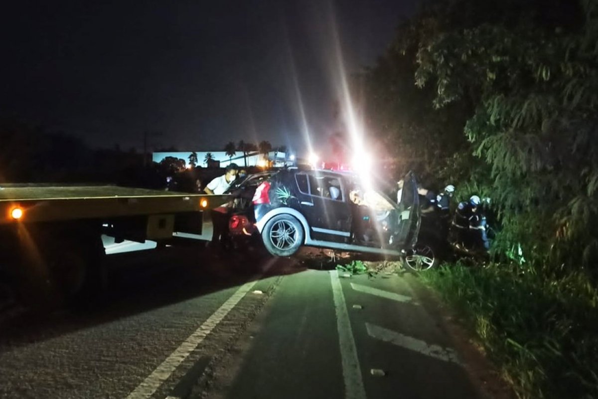 Duas pessoas morrem após motorista perder controle do carro no sul da Bahia