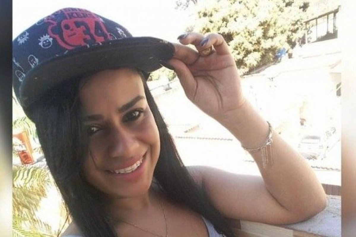Mulher grávida de cinco meses é morta a tiros na porta de casa
