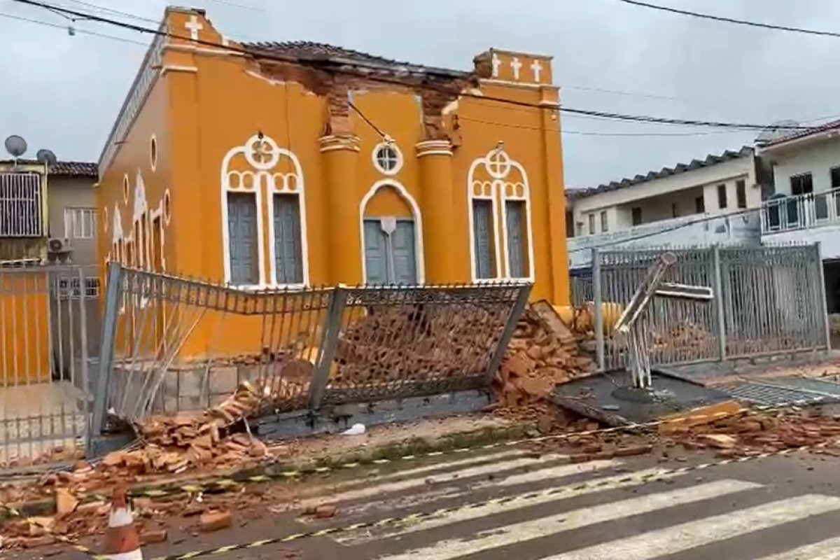 Estrutura de igreja desaba após forte temporal no oeste da Bahia