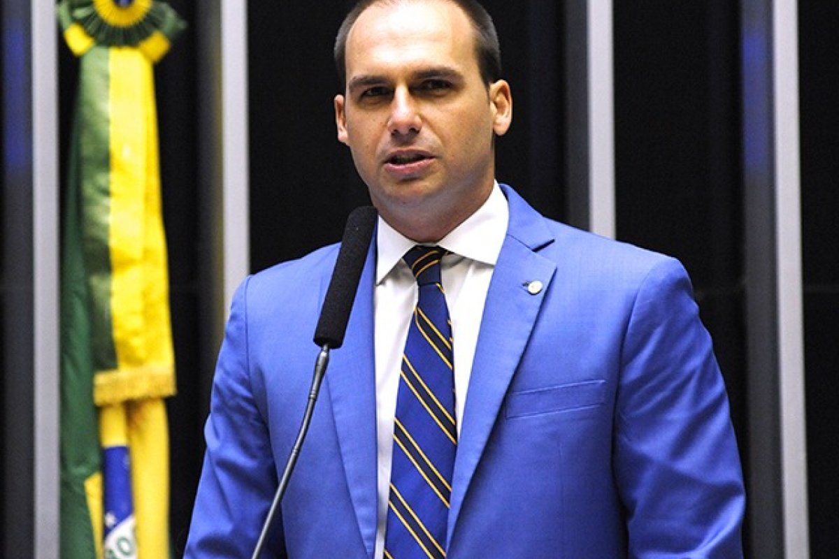 Eduardo Bolsonaro tuita sobre aborto e faz comparação com Cristiano Ronaldo, Chaves e Steve Jobs 