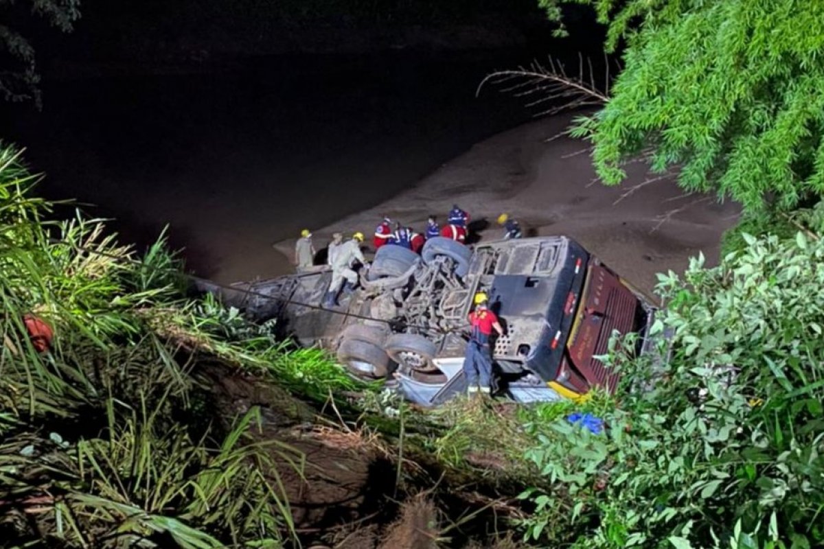 Cinco morrem e dezenas ficam feridos em acidente com ônibus na BR-153, em Aparecida de Goiânia