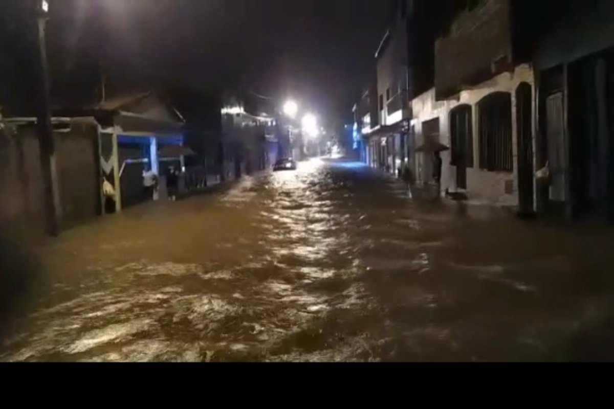 Chuvas intensas em Itororó, na Bahia, deixam centenas de desabrigados; cidade decreta situação de emergência