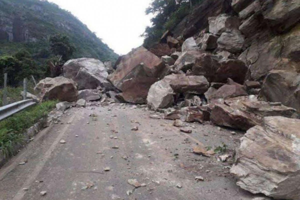 Chuvas fortes causam deslizamento de pedras na Serra do Marçal, no sul da Bahia 