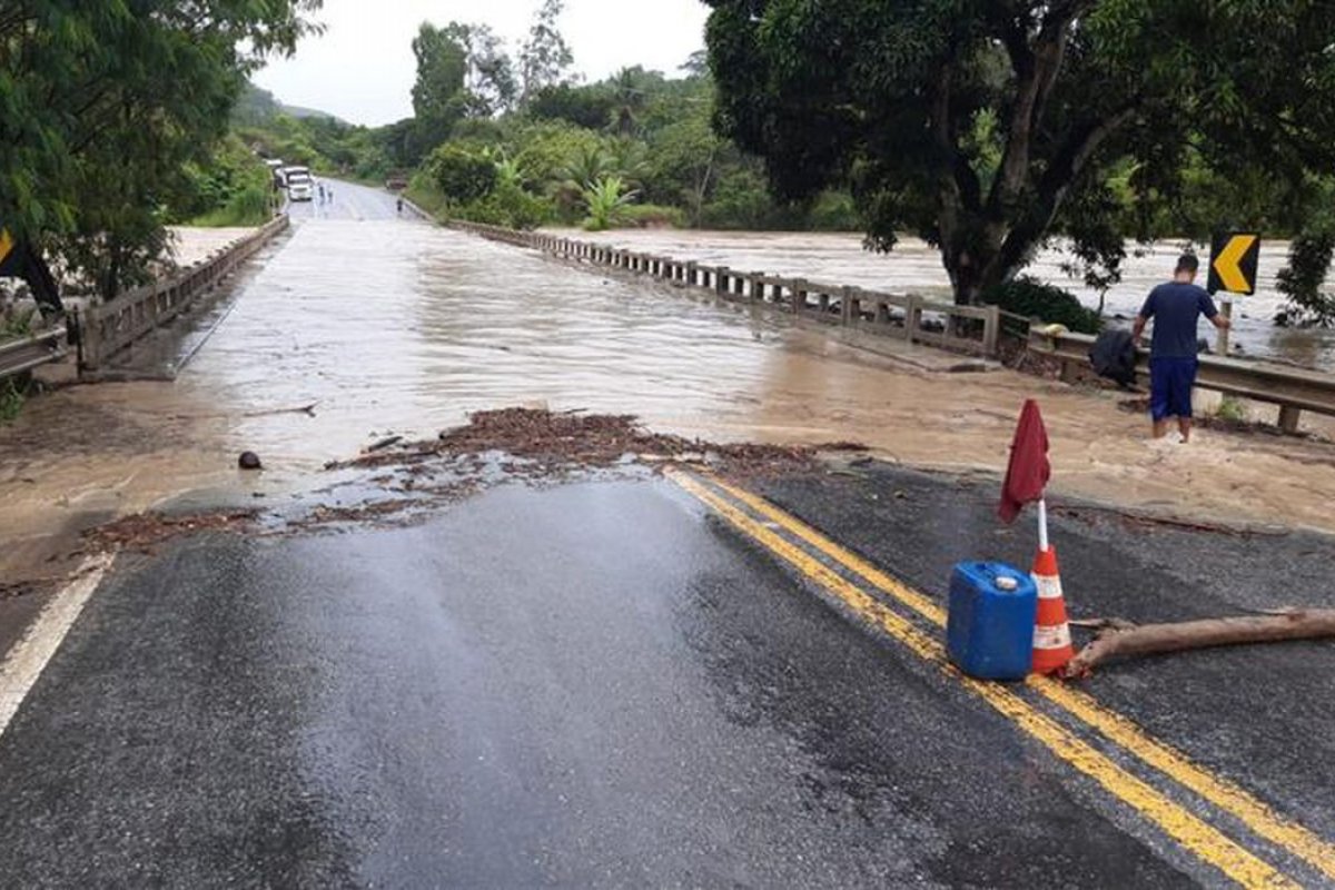 Chuvas na Bahia: 16 mil pessoas estão desabrigadas e 18 pessoas foram mortas 