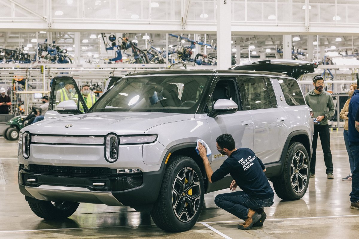 Rivian entrega primeira unidade do SUV elétrico nos EUA 
