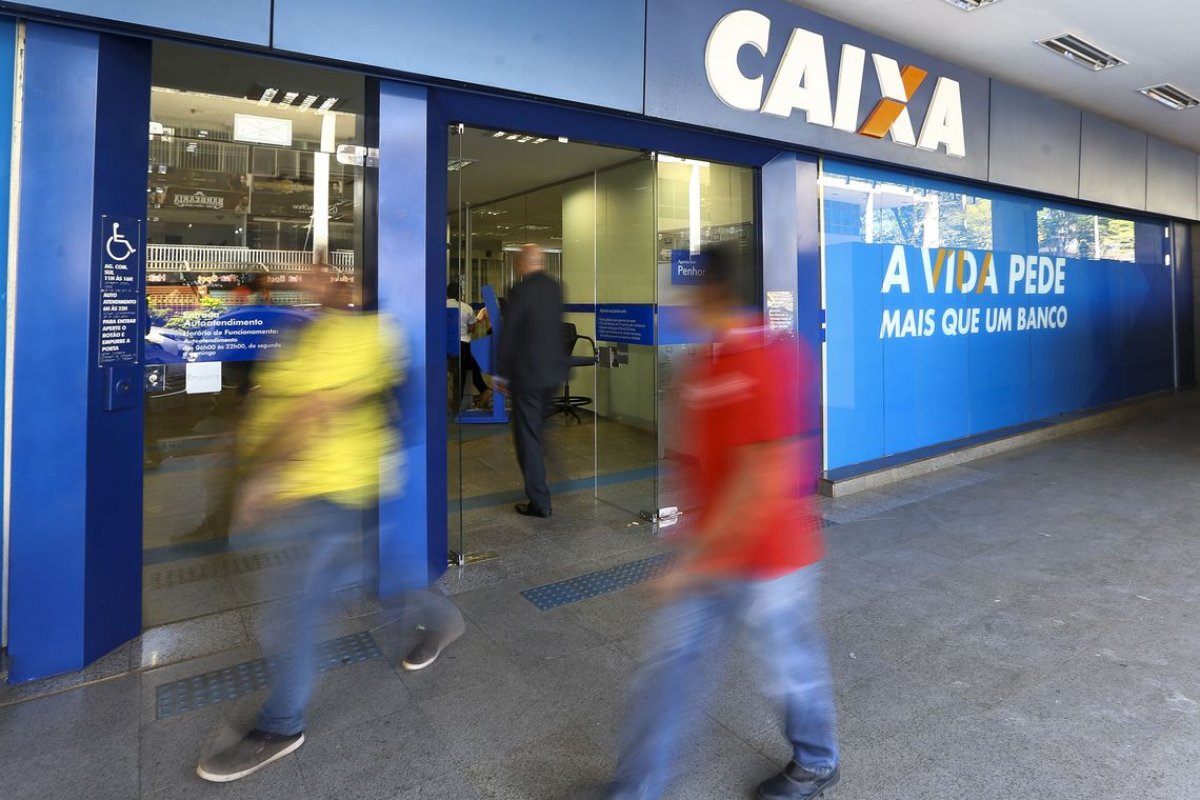 Parte dos correntistas da Caixa paga hoje até R$ 500