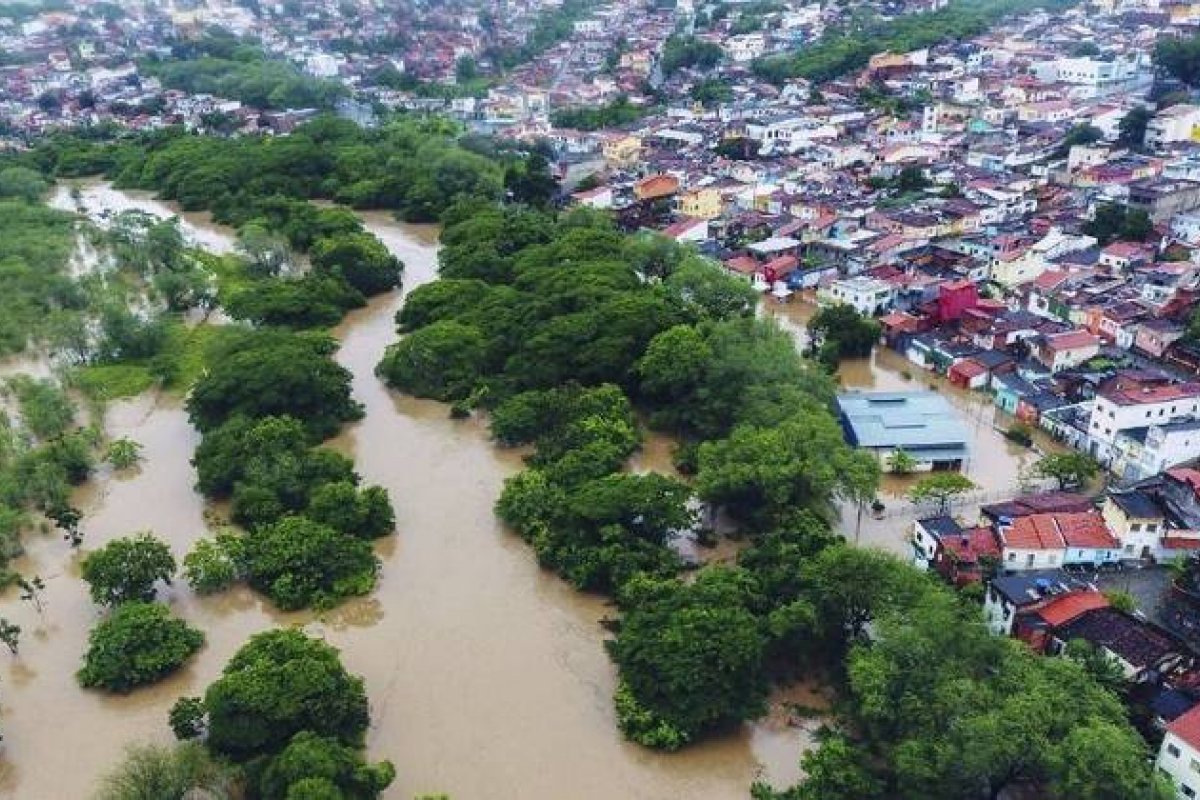 Cemaden emitiu 3 alertas de risco, mas chuva superou previsões na BA 