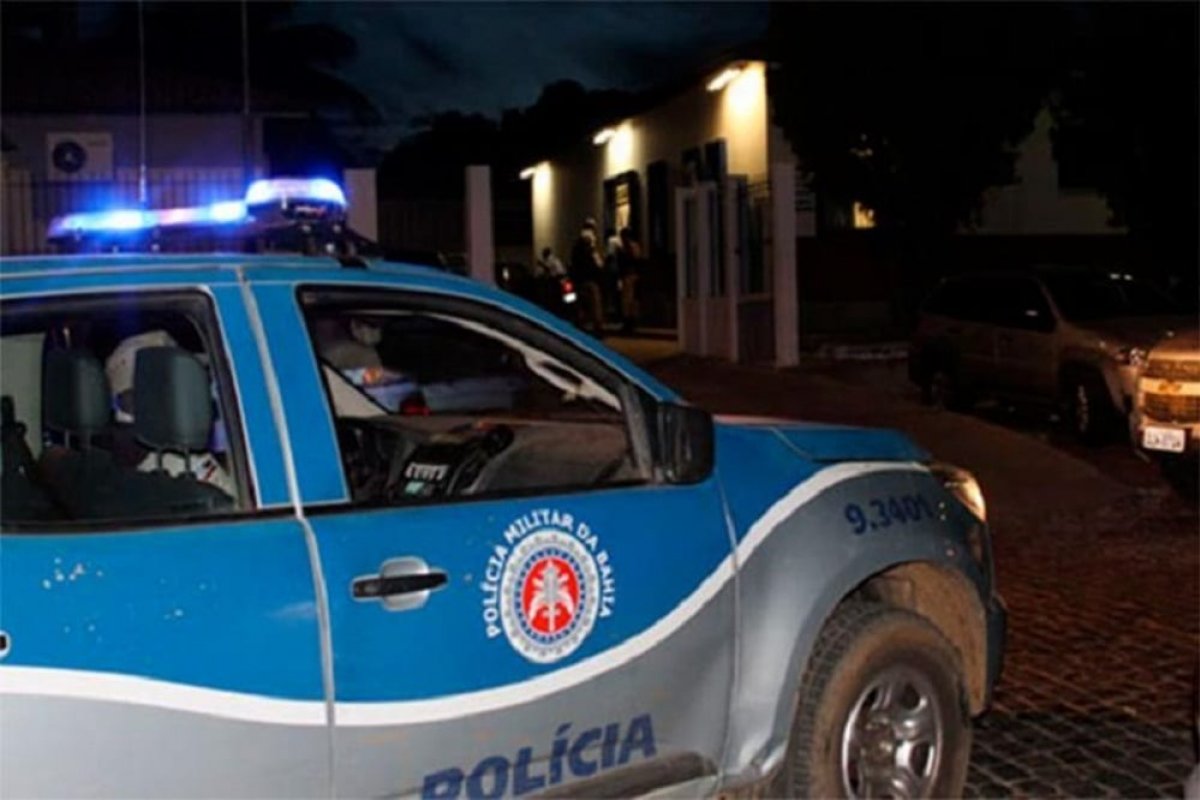 Taxista é feito refém por casal após aceitar corrida em Lauro de Freitas