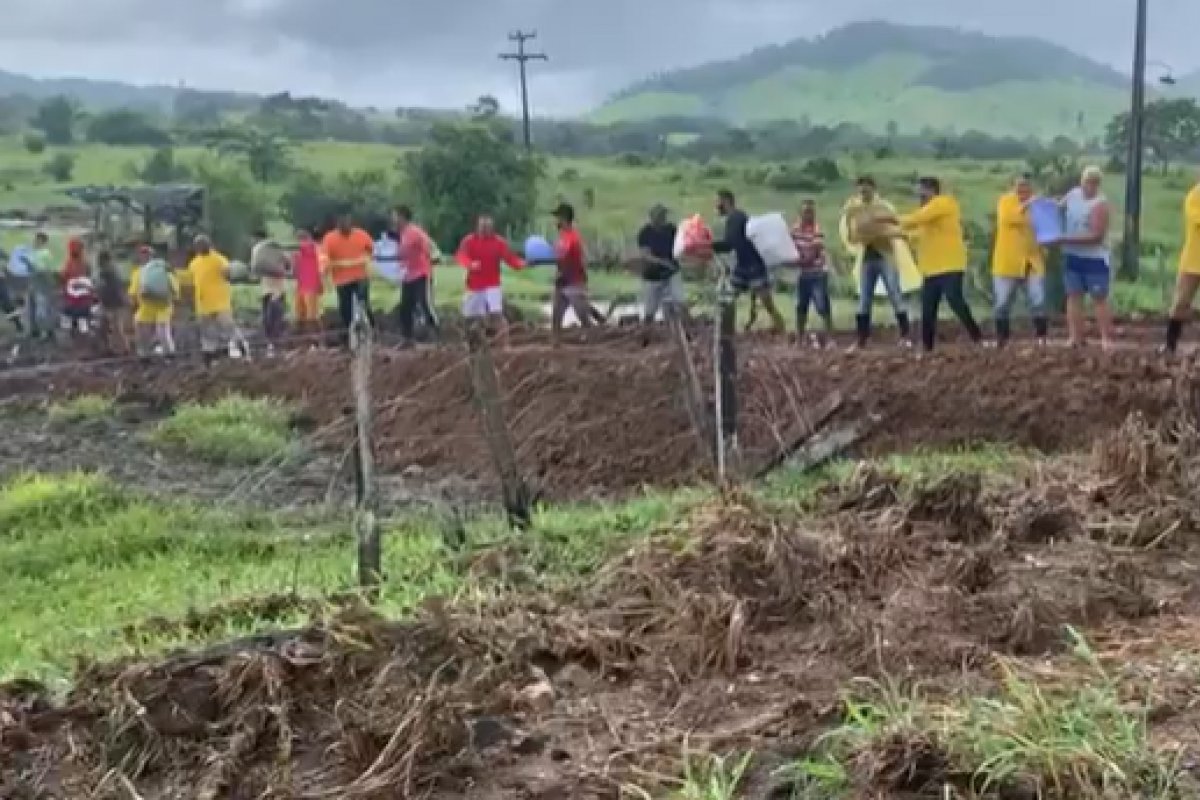 Vídeo: moradores fazem corrente humana para passagem de donativos no sul da Bahia
