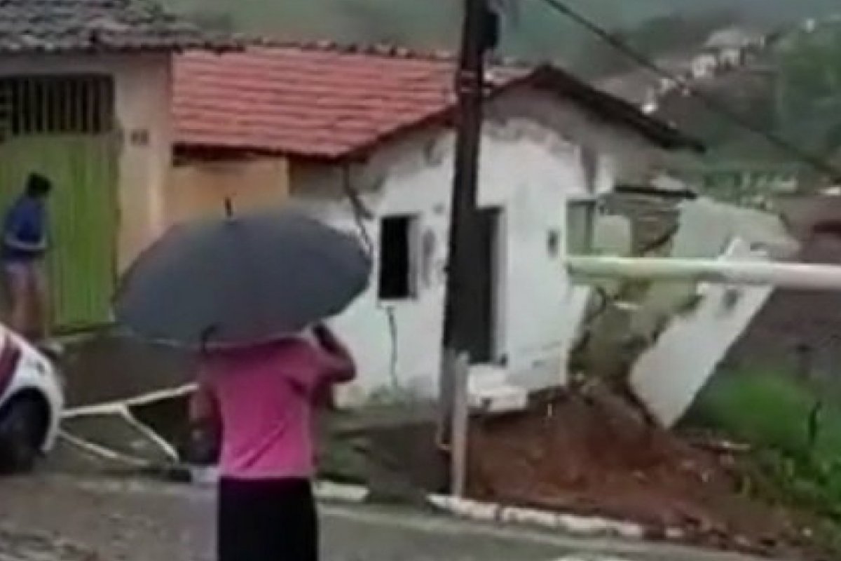 Casa desaba após chuva intensa no sudoeste da Bahia
