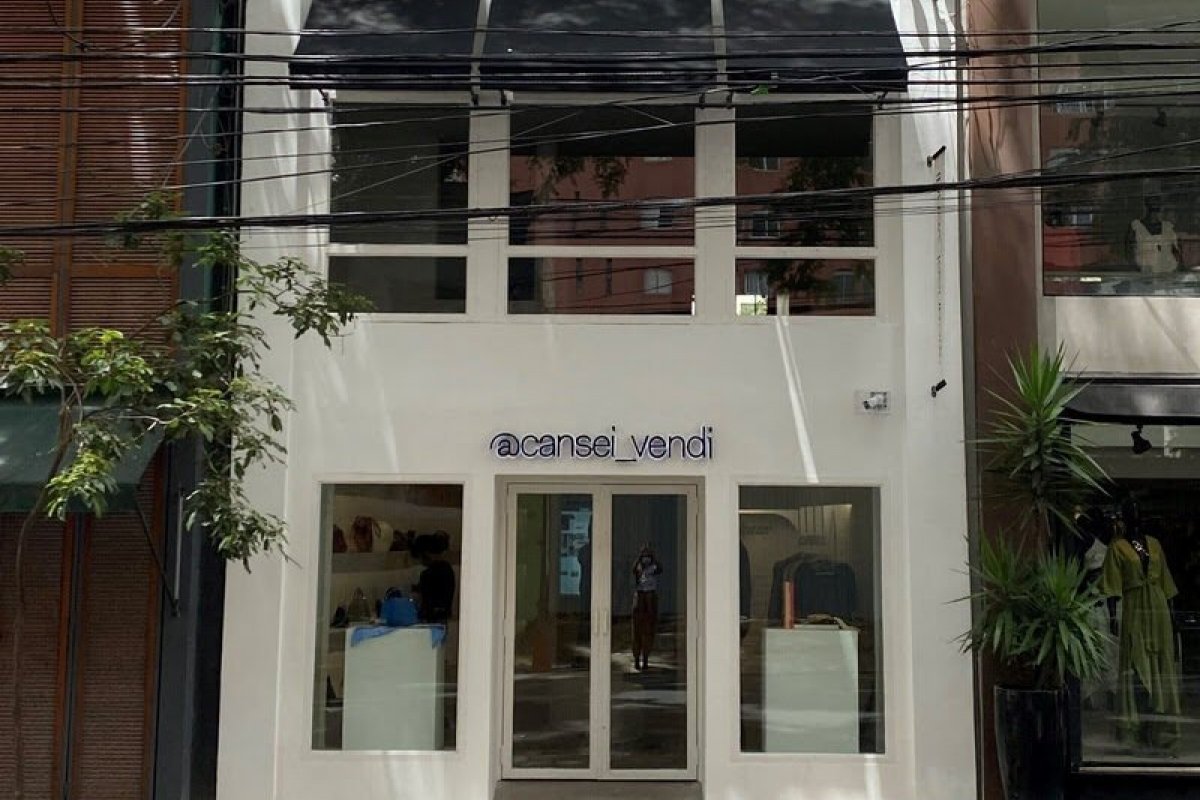 [Famoso no Instagram, Brechó de luxo Cansei Vendi inaugura primeira loja física  em São Paulo ]