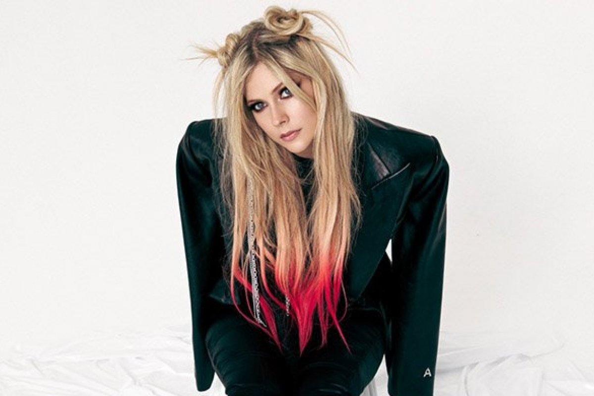 [Avril Lavigne estampa a capa da ‘Harper’s Bazaar]