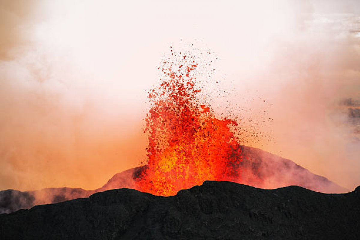 [Erupção do vulcão Hunga Tonga-Hunga Haa'pai isola Tonga do resto do mundo]