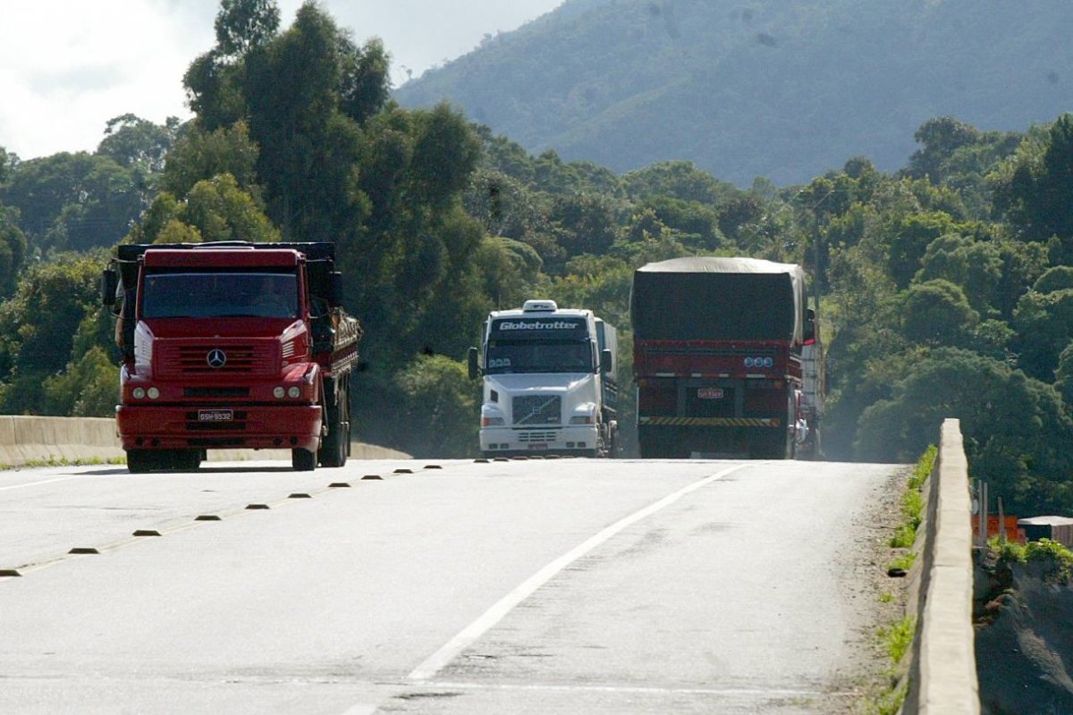 [Bolsonaro lança nova linha de crédito para caminhoneiros autônomos nesta sexta (4) ]