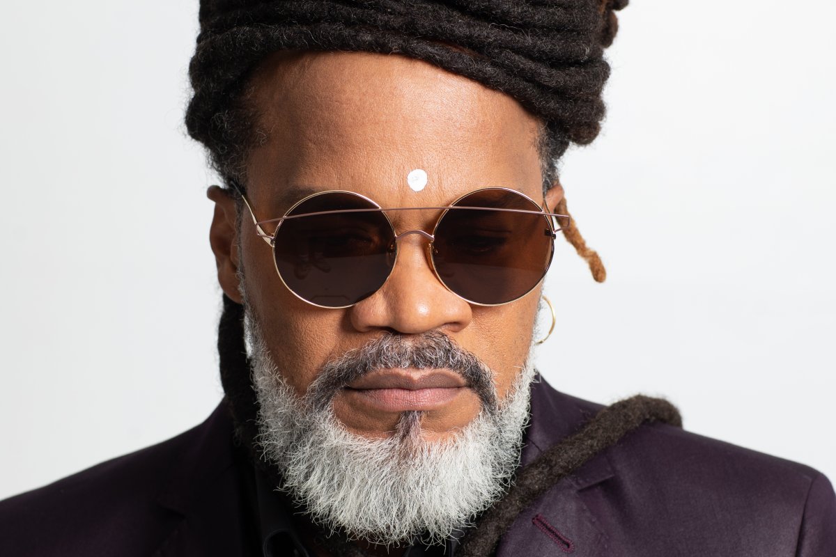 Carlinhos Brown anuncia novo álbum com