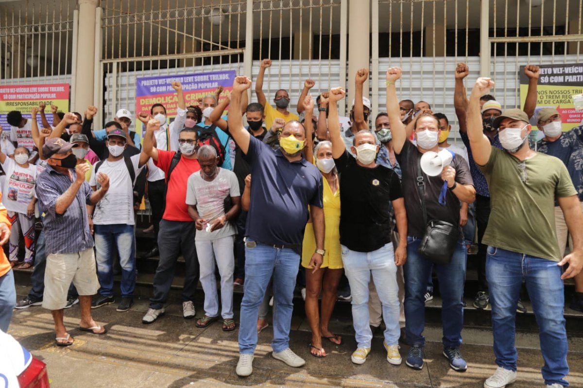 [Vídeo: 'Rui Costa foi irresponsável', diz entidades em protesto contra desativação do trem no Subúrbio de Salvador]