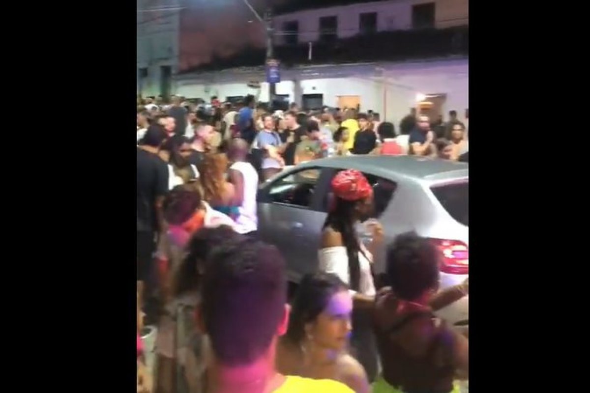 [Vídeo: Soteropolitanos se reúnem em carnaval de rua no Santo Antônio Além do Carmo]