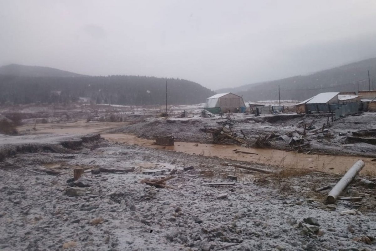 [Na Sibéria, barragem se rompe e deixa 15 mortos ]