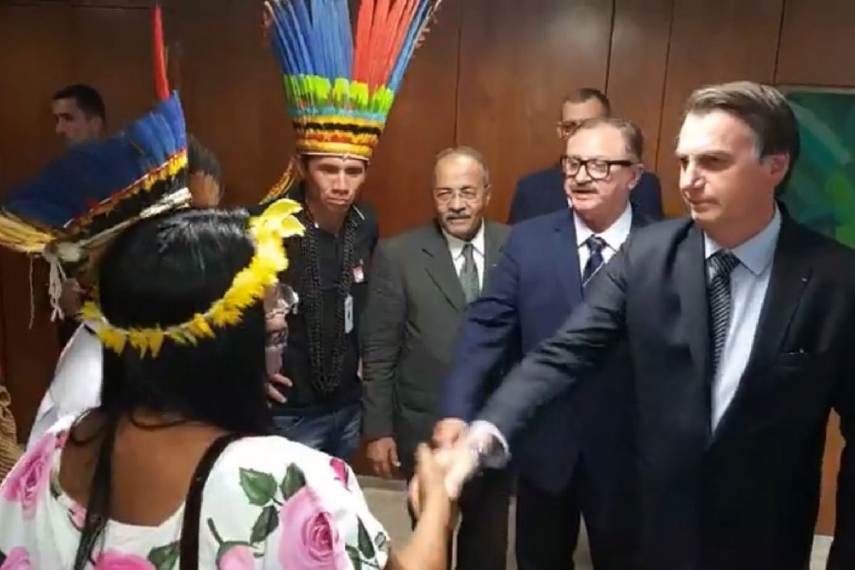 [Governo concede Medalha do Mérito Indigenista a Bolsonaro]