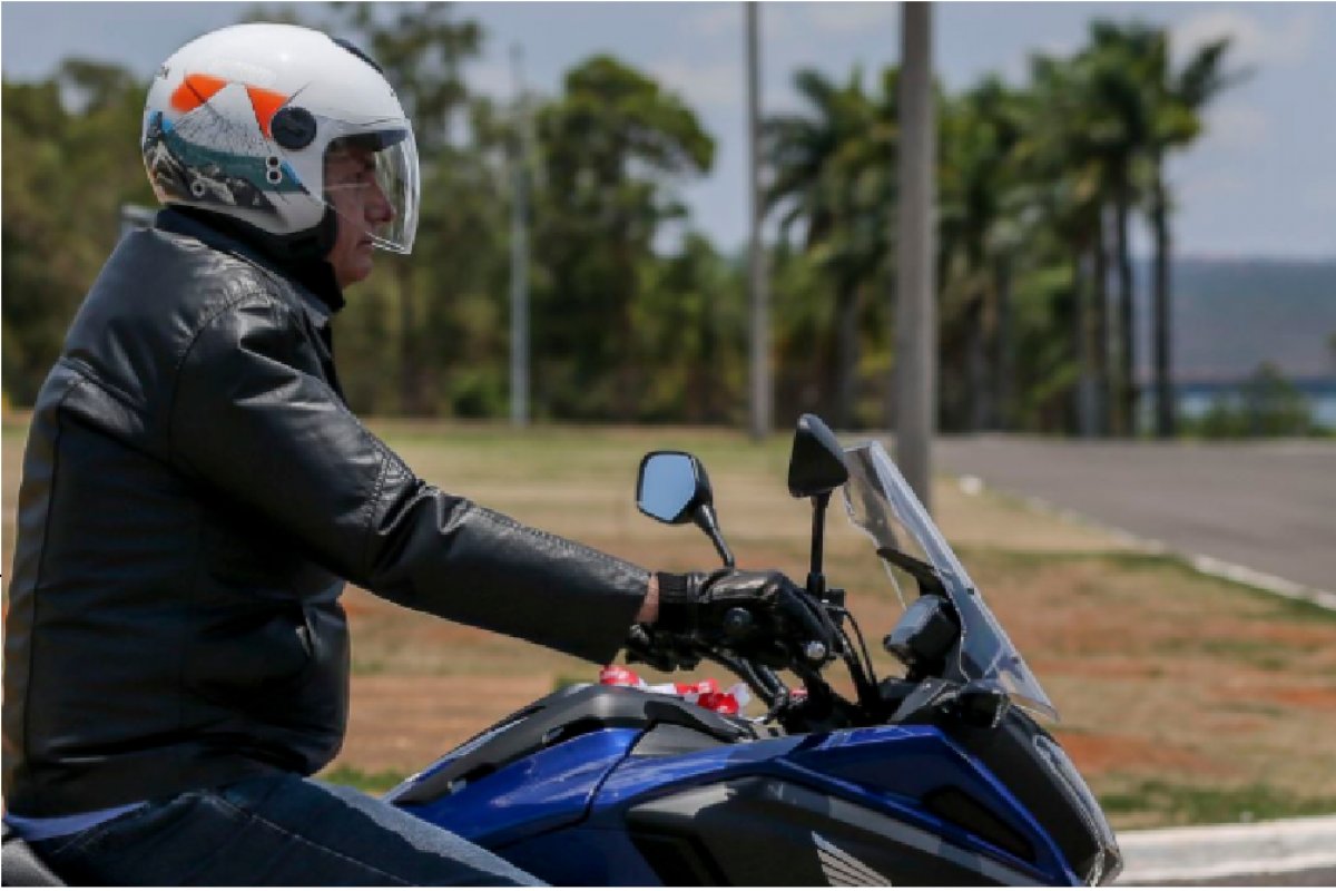[Vídeo: Bolsonaro anda de moto por Brasília um dia antes do ato de pré-candidatura]