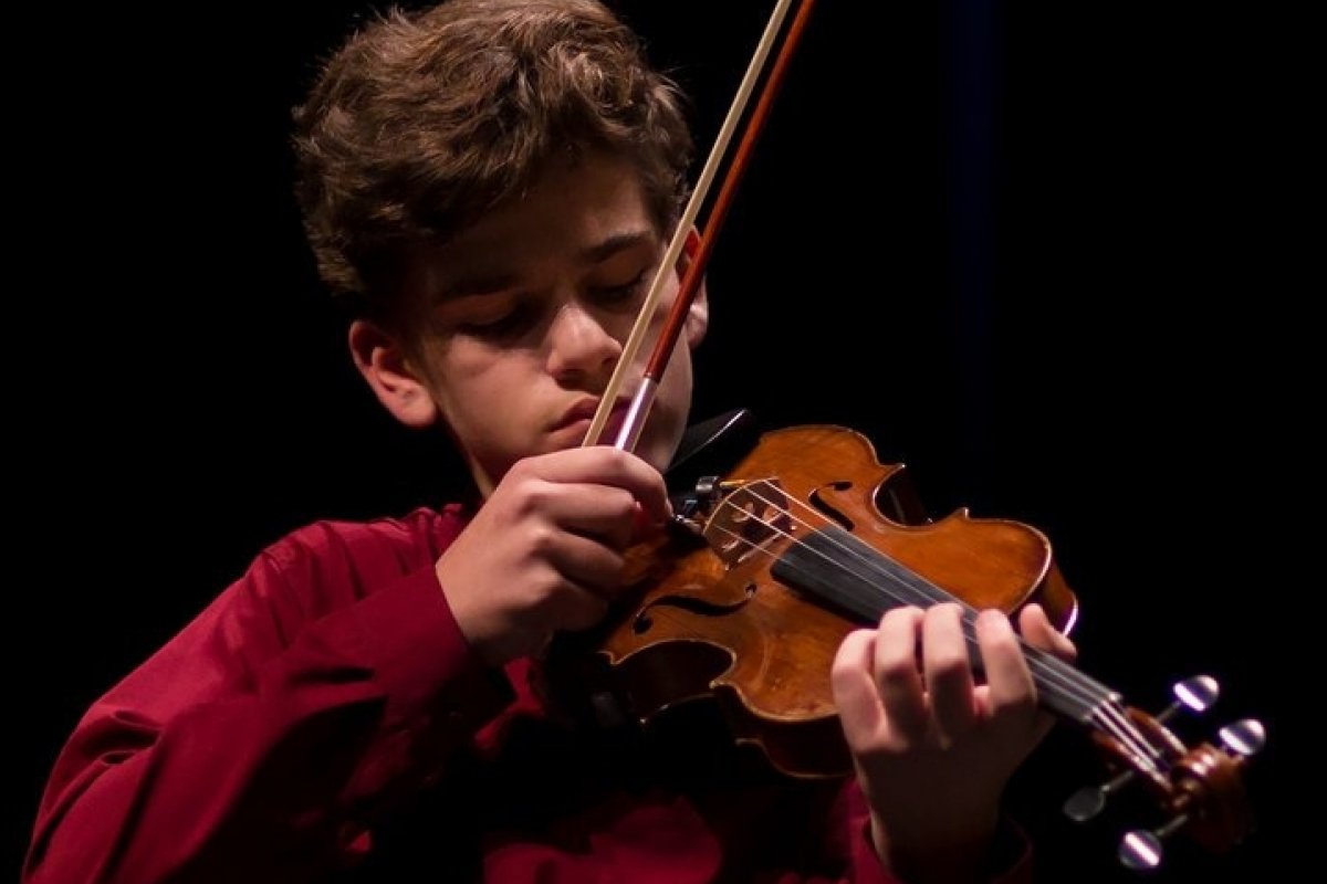[Sinfônica da Bahia recebe violinista de 13 anos em concerto no Castro Alves]