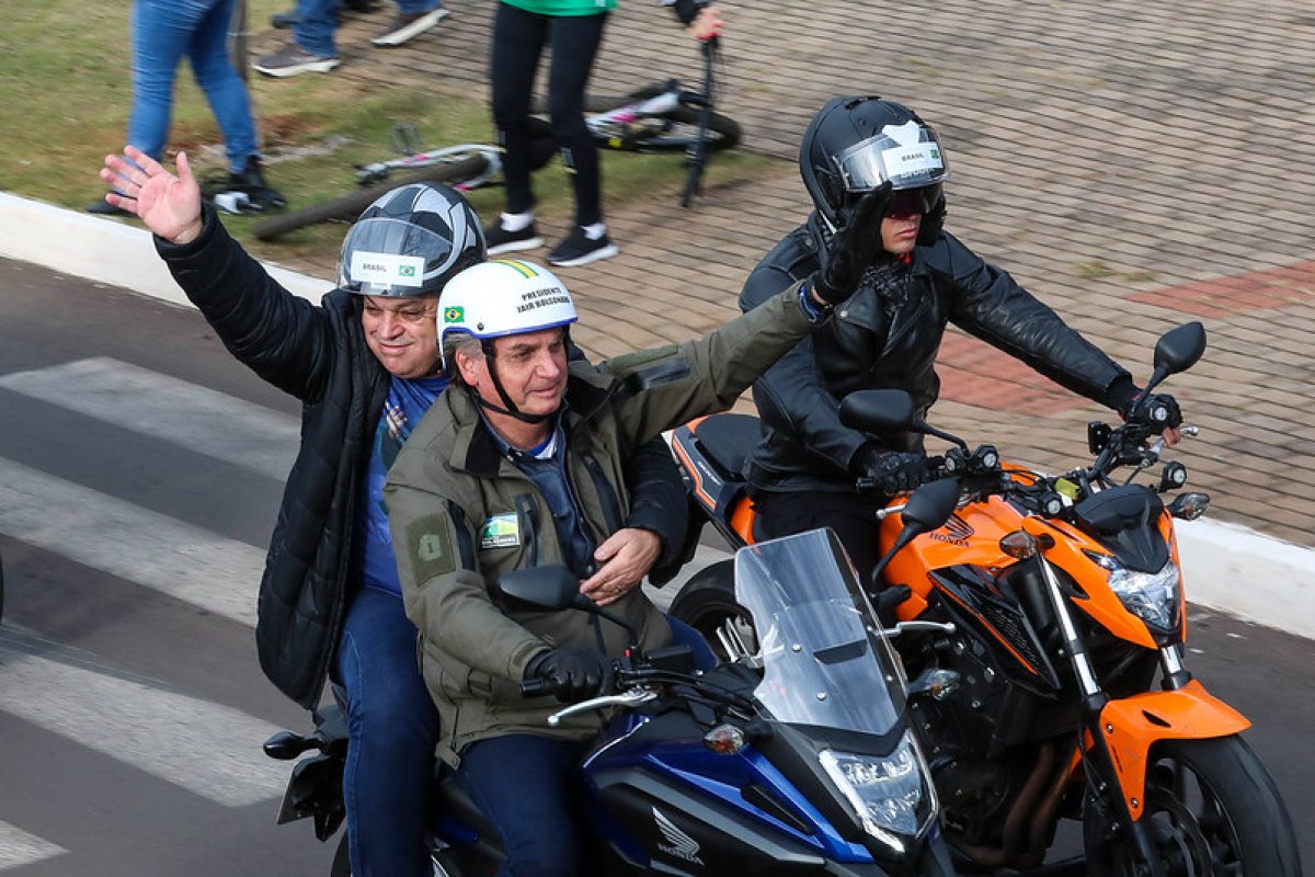 [Vídeo: Bolsonaro participa de motociata com apoiadores em São Paulo]