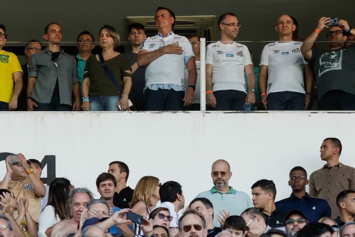 Foto de Bolsonaro e André Mendonça no jogo do Santos é de 2019 Brasil