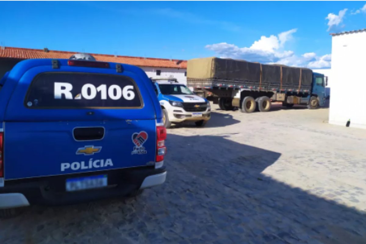 [Polícia da Bahia recupera carga com 50 toneladas de farinha de trigo roubada em Minas Gerais]