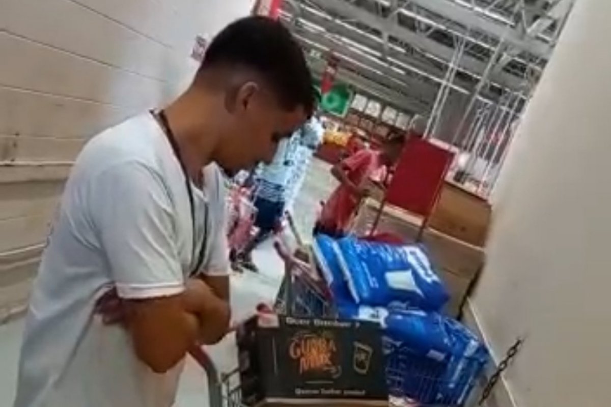 [Vídeo: grupo saqueia supermercado em Lauro de Freitas ]