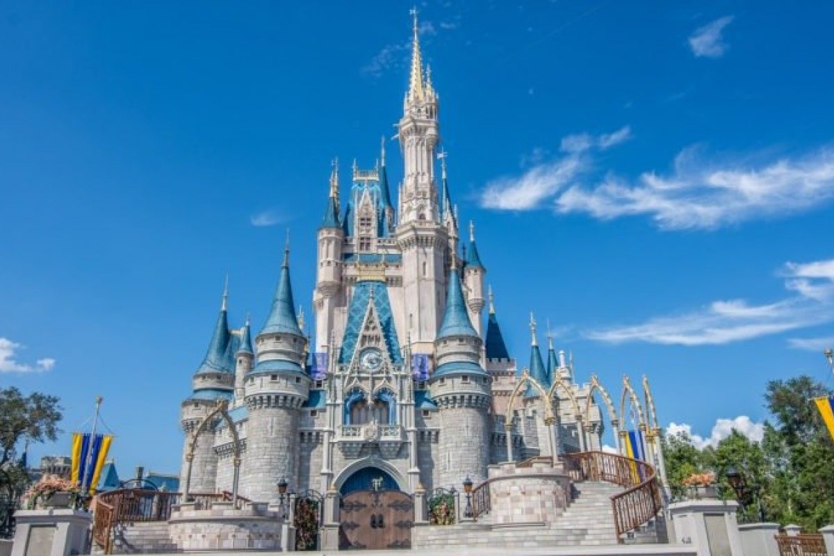 [Ex-funcionário da Disney é preso dois anos após ameaçar bombardear castelo]