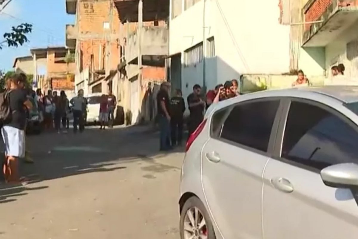 [Dois jovens são mortos, após terem casa invadida por um grupo de homens armados, em Salvador]