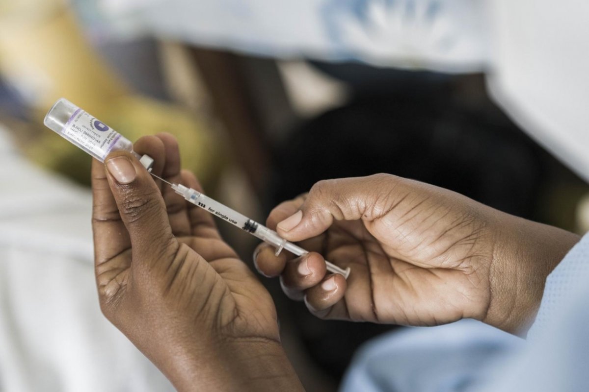 [Vacina necessária e comunidade médica dedicada ]