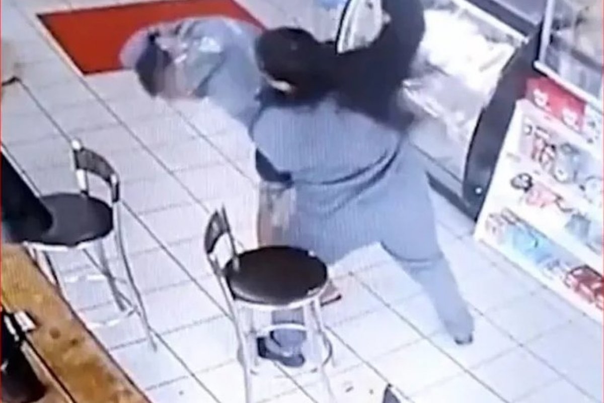 [Vídeo: Frentista bate em homem após ser assediada sexualmente]