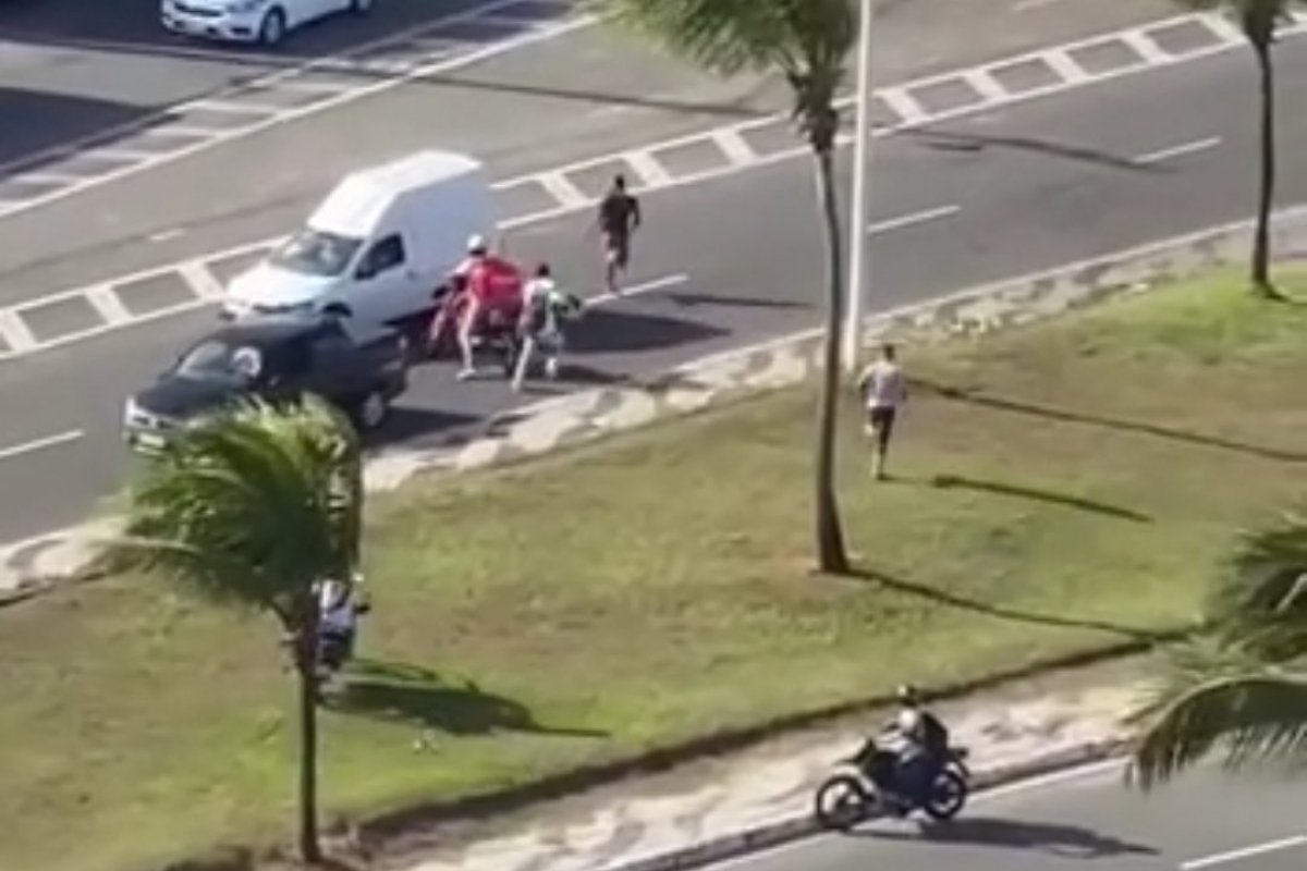 [Vídeo: homem acusado de praticar assaltos é perseguido e agredido na Boca do Rio]