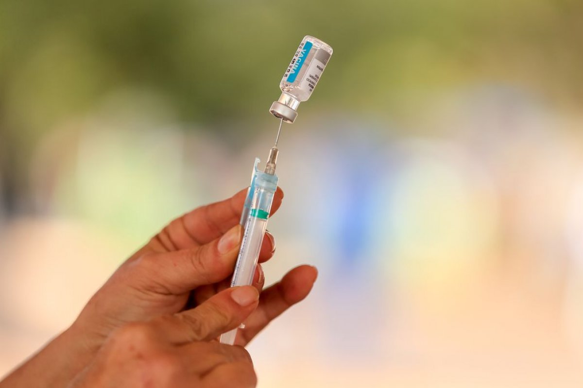 [Salvador: Mais de 2 mil adolescentes recebem a 3ª dose da vacina contra a Covid-19]