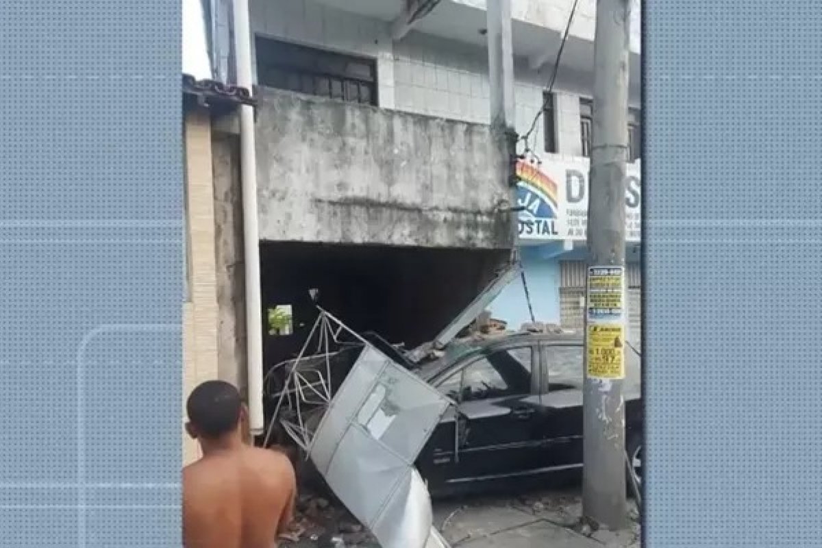 [Carro desgovernado atinge a parede de uma casa no bairro de Coutos, em Salvador]
