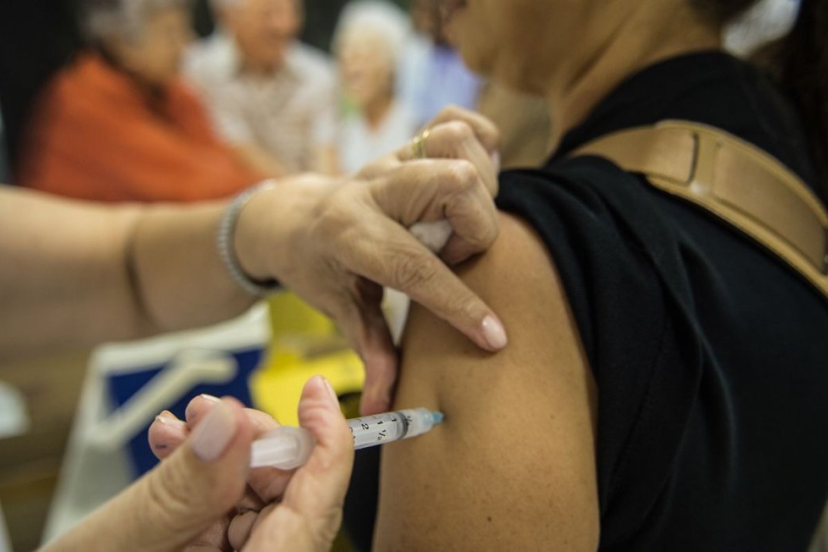 [Baixa adesão à vacina contra gripe preocupa Ministério da Saúde]